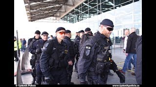 Ostuda na pražském letišti pokračuje, policie povolala na taxikáře těžkooděnce v kuklách