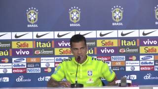 Daniel Alves diz que torcida nos treinos não atrapalha