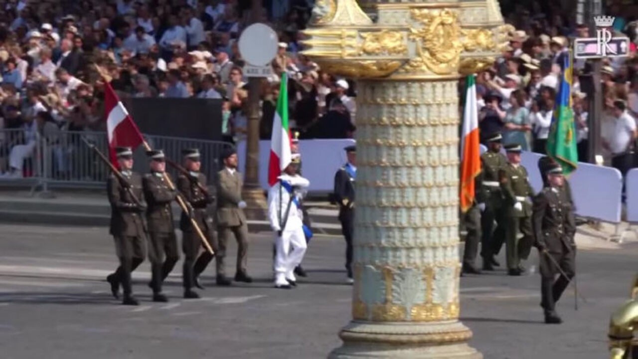 Il Tricolore italiano sfila alla parata militare a Parigi per la festa del 14 Luglio