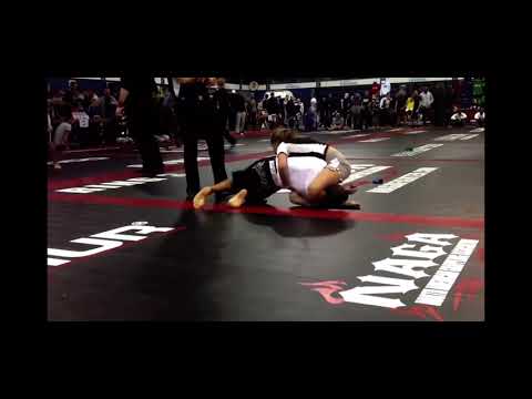 【男女対決】可愛い女の子の三角絞めで尻に敷かれ腕を極められる