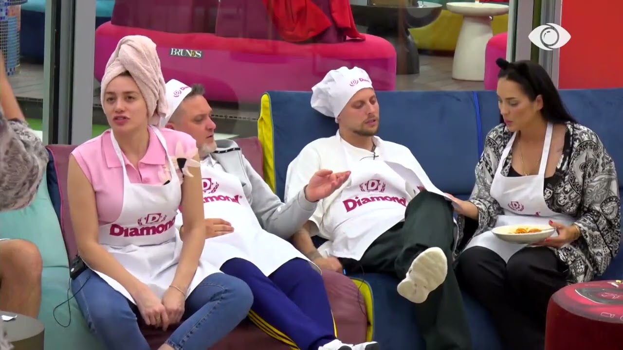 Të ndarë në dy grupe, banorët diskutojnë për faktet që duhet të memorizojnë