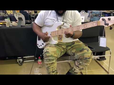 AnkaCustom - Shaun Gotti Testing a Jarius 5 strings -  Bass Demo