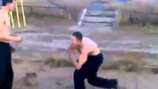 Два парня жестоко дерутся на улице - Видео онлайн