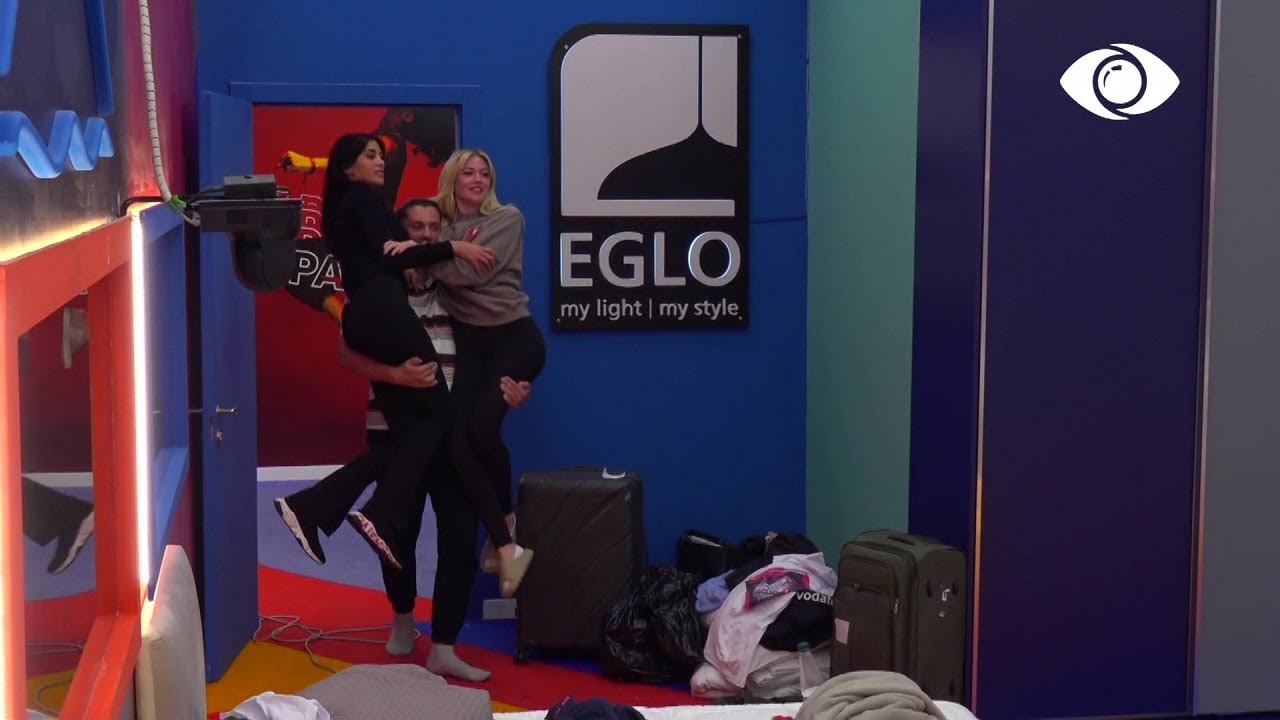 Gerti mban Jorin dhe Keisin në krahë