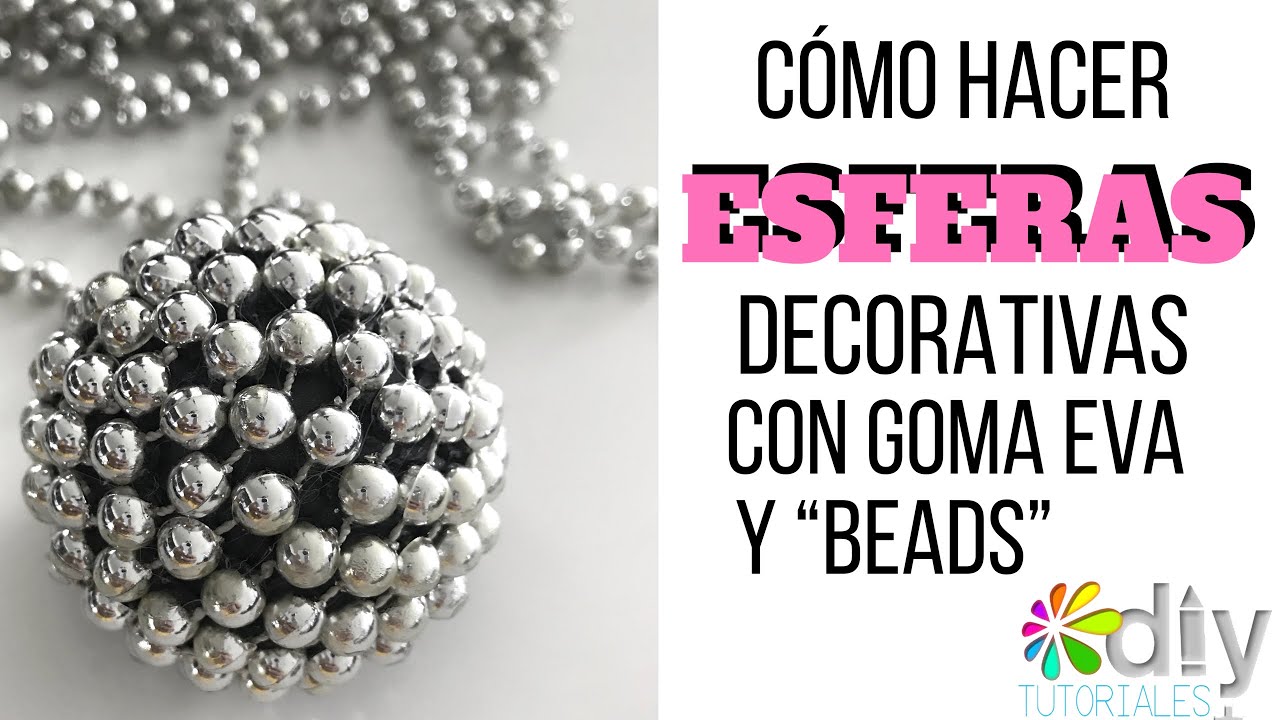 Esferas decoradas con goma eva y mardigrass beads