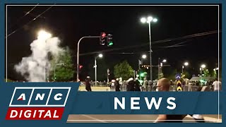 Протестующие разрушают офисы правящей партии в Сербии (видео)