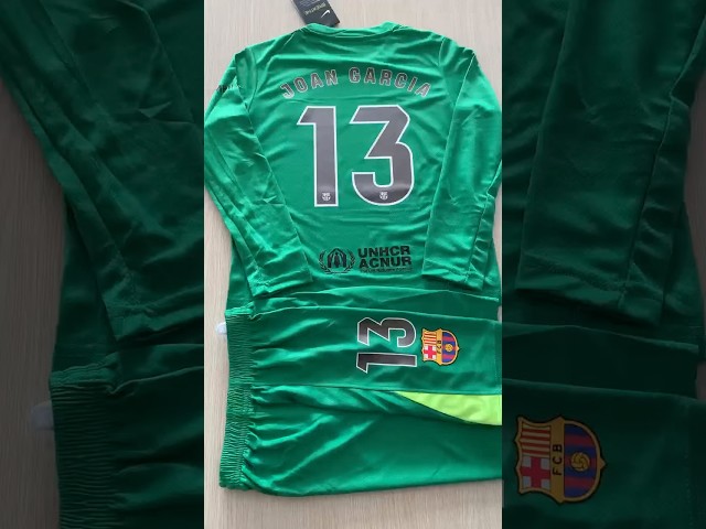 Vídeo relacionado con FC Barcelona Equipación de Portero Niños Temporada 25/26, Camiseta y Pantalón Verde, Réplica Oficial Joan Garcia, Unisex, 6 Años