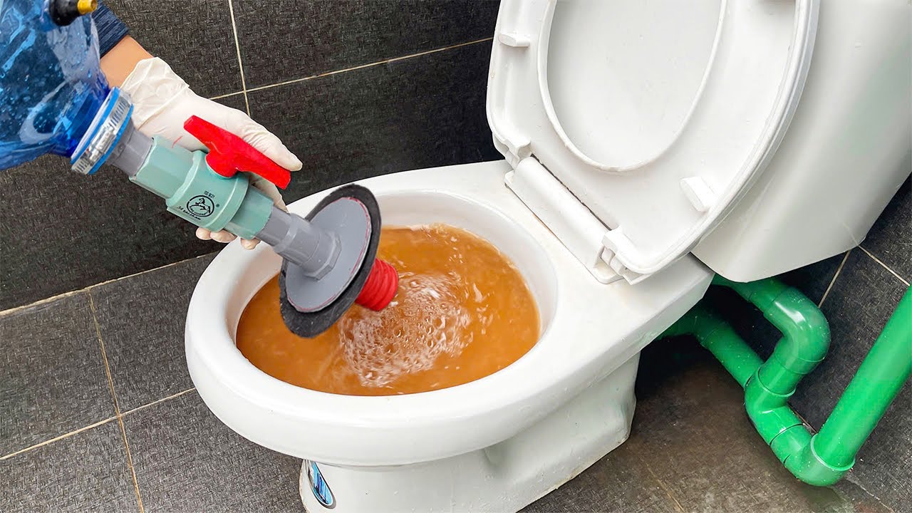 60-Year-Old Plumber's Shocking Invention! Unclog a Toilet with PVC Pipes and Old Car Valves!