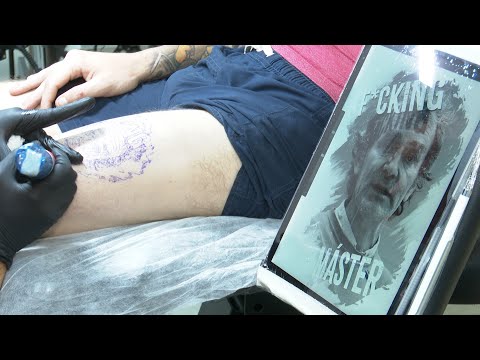 Joven valenciano se tatúa el rostro de Fernando Simón en su pierna