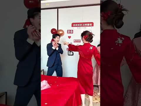 Il doit retrouver les deux chaussures, sinon ils ne pourront pas se marier…😳