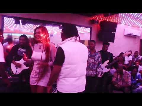 Janine Kleen vs Dj Léo en live