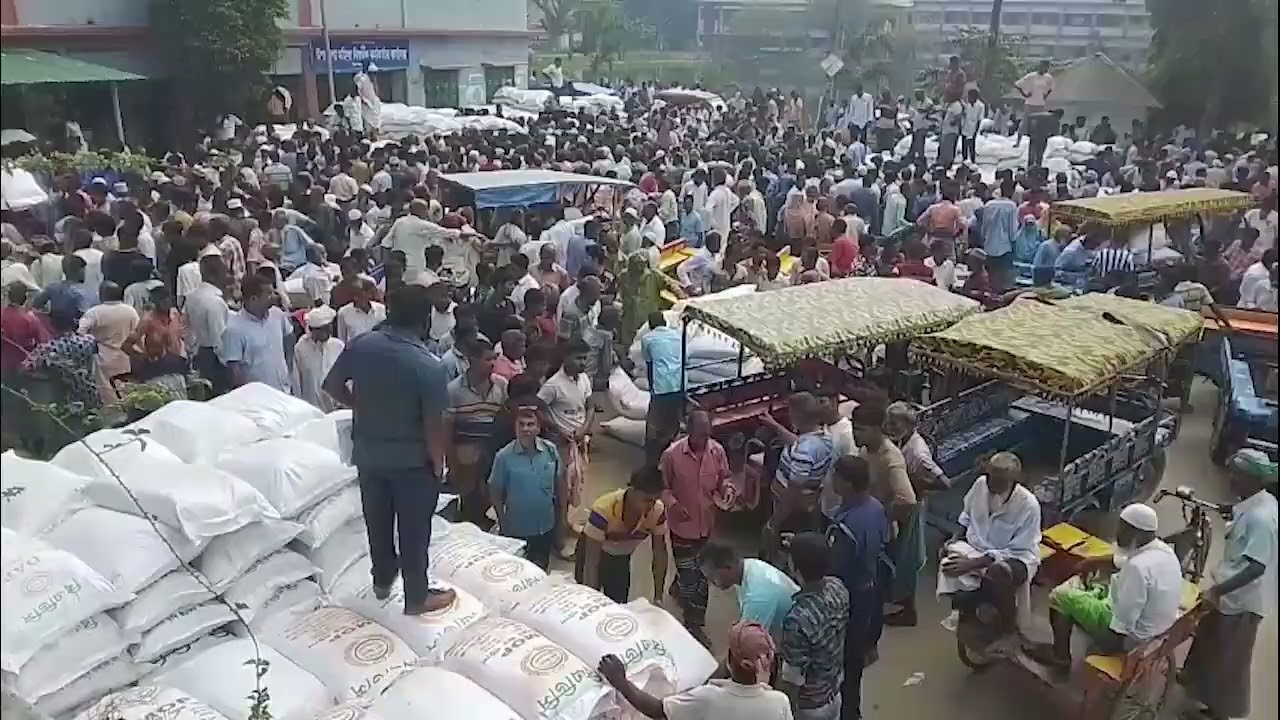 সিরাজগঞ্জের উল্লাপাড়ায় ক্ষুদ্র ও প্রান্তিক কৃষকদের মাঝে বিনামূল্যে বীজ ও সার বিতরণ।