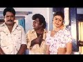 உன்ன பாக்கும் போதுலா ஏ உதடு வெடிக்கு�