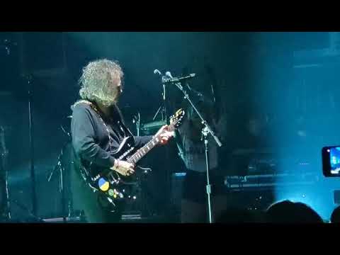 Chvrches Robert Smith Brixton academy 16-03-22