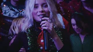 Kadr z teledysku Christmas Time Again tekst piosenki Nina Nesbitt