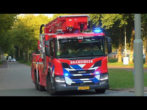 Brandweer TS 21-3131 en HW 21-3151 met spoed naar een brand in een appartementencomplex in Oss