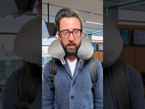 【ショート】ネックピローをつけて「空港の人たち、大丈夫?」 のサムネイル