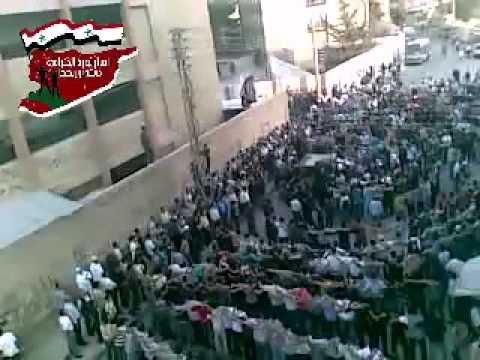 مظاهرة في حرستا في ريف دمشق يغني فيها "قاشوش حرستا" أيمن دحدوح "ماتت قلوب الجيش"