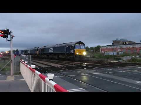 DRS 66304 with failed 66430 passing Horton Rd 4m36 Wentloog to Daventry. 05/08/2020