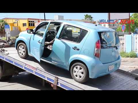 Dama di edat balente ta forsagea ku hòmber ku e la topa den su vehíkulo