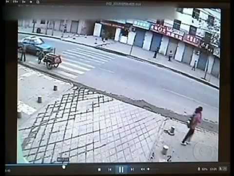 Buraco abre na calçada na hora que menina estava passando