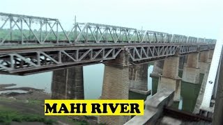preview picture of video 'Longest Rajdhani Honks Snakes Bhairongarh Jumps Mahi River'