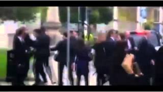 رجل يحتك بـ"كاميرون" ويسبب هلعاً أمنياً