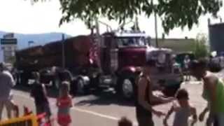 preview picture of video '1999 Peterbilt logging truck 2014 Everson days parade.'