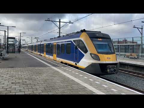 SNG vertrekt van station Almere Oostvaarders