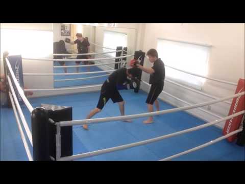 頭を右にずらしてボディジャブ。パーソナルレッスンのボクシングジム、ソアーボクシング