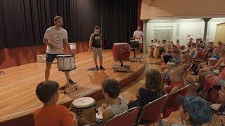 "Apprendre à jouer de la batterie en s'amusant : atelier pour enfants avec le groupe RedAttack au Kulturhaus Weißenfels"
