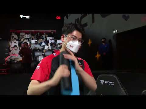 Gumayusi with Jinx pose