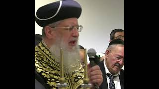 קבלת עול מלכות שמים עם מרן הראשון לציון הגאון רבי דוד יוסף שליט"א - סליחות מוצ"ש י"ג אלול (מוסדות יחווה דעת) - התמונה מוצגת ישירות מתוך אתר האינטרנט יוטיוב. זכויות היוצרים בתמונה שייכות ליוצרה. קישור קרדיט למקור התוכן נמצא בתוך דף הסרטון