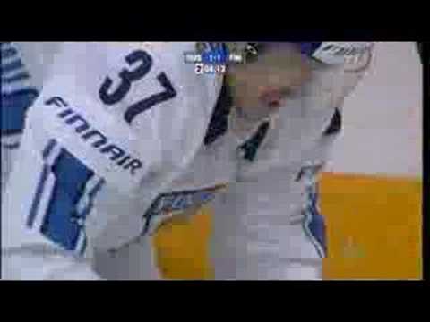Tuomo Ruutu tackles Sergei Zinoviev WC 2007