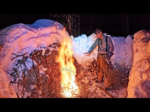 3 Days Stranded in Alaska Without a Tent - Camping in Deep Snow Survival Shelters