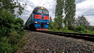 Пассажирский поезд под тепловозом 2ТЭ116У-0200 следует по перегону Цандрыпш - Весёлое Абхазия/Россия