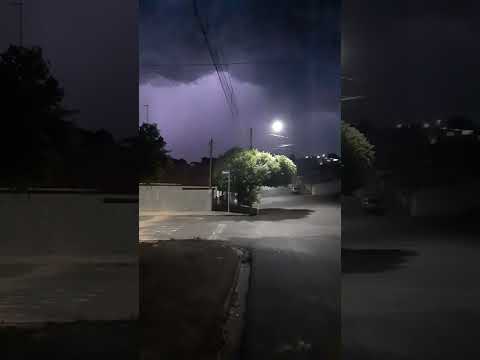 Mariapolis , Oeste do estado de São Paulo , 18.50 da noite, 31/3/2026 Relâmpagos e tempestade vindo