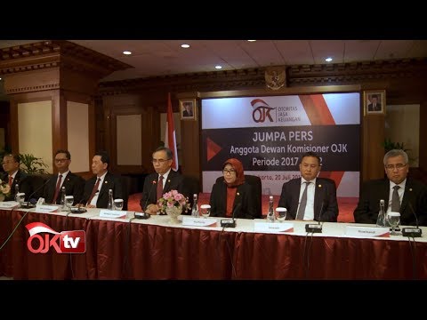 Wanita membeli tetes exciter di Minsk Terlihat seperti patogen kuda