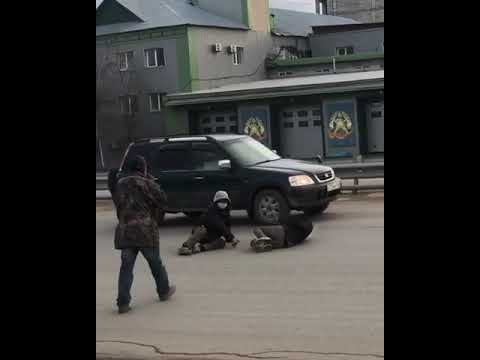 На троих! В Якутске жители валяются прямо на проезжей части На троих! В Якутске жители валяются прямо на проезжей части