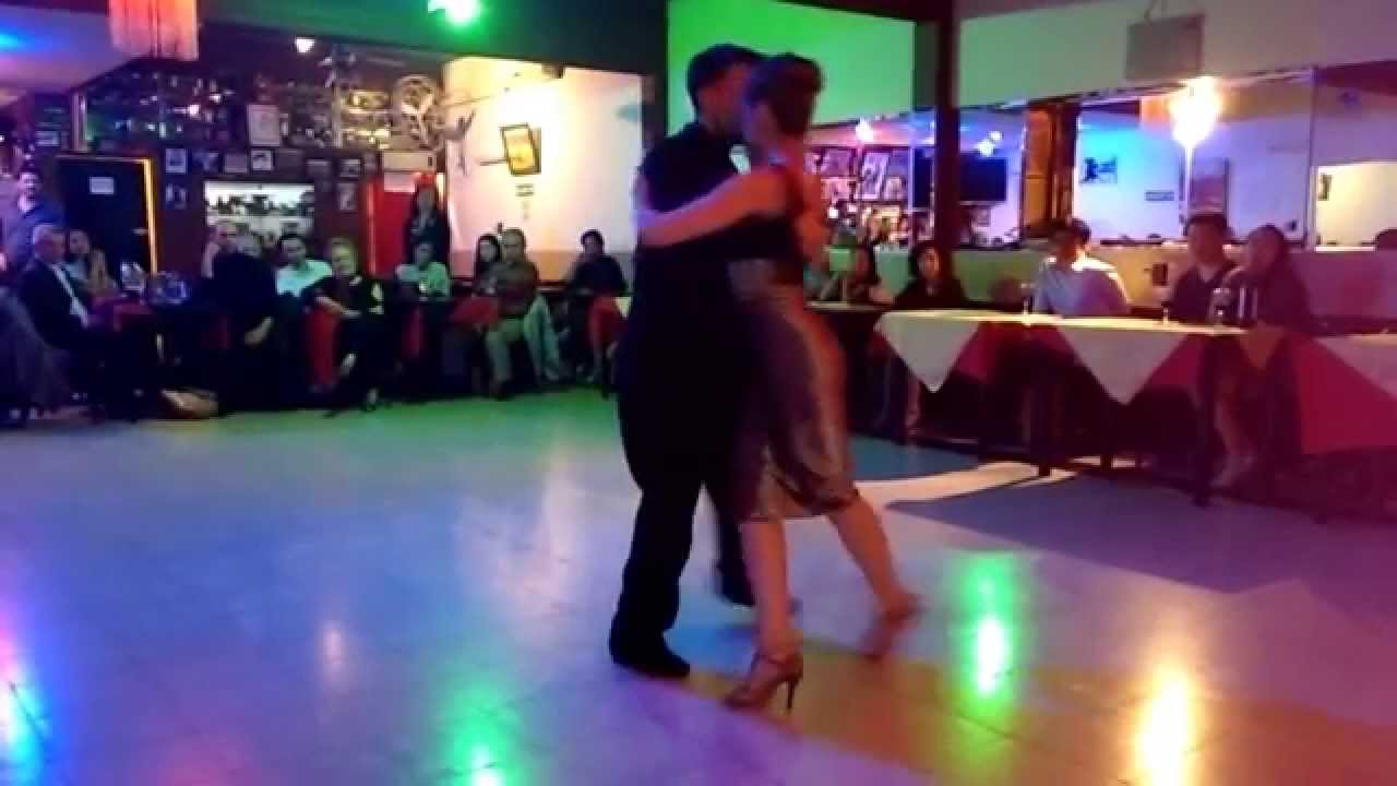 PAOLA TACCHETTI Y ALEJANDRO HERMIDA. BAILAN  "VIEJO PORTON