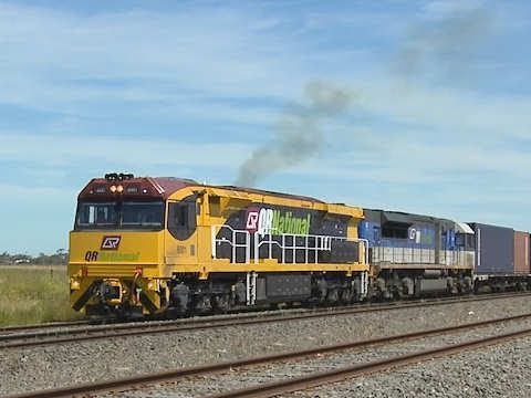 2AM6 QRNational Container Freight Train  (27/10/2009) - PoathTV Australian Railways