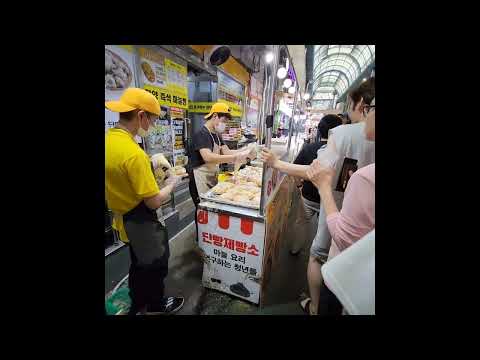 Comprando alguns alimentos no mercado Danyang Gugyeong