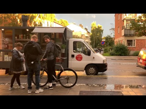 Stockholm Walks: Årsta, 1950’s suburb center. Street sounds.