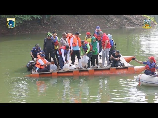 Penebaran Benih Ikan di Situ Mangga Bolong