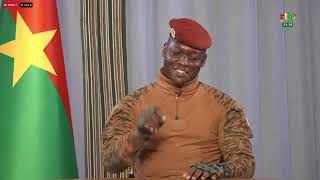 Le capitaine Ibrahim TRAORÉ face a la presse.