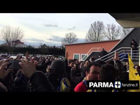 PARMAFANZINE.IT - I tifosi vicino agli spogliatoi cantano cori contro Ghirardi