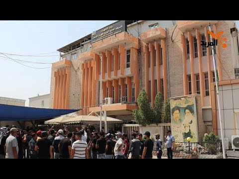 شاهد بالفيديو.. البصرة .. محتجون يغلقون شركتي التوزيع ونقل الكهرباء للمطالبة بتحويلهم لعقود وزارية #المربد