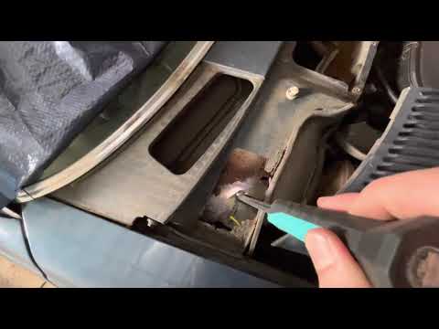 The infamous Mercedes SL R107 bulkhead rust inspection (Part 1 of 2)