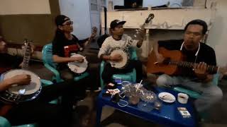 Download lagu Iwan Fals Nenekku Okem Cover Kpj Kembang Pete #banjo's mp3