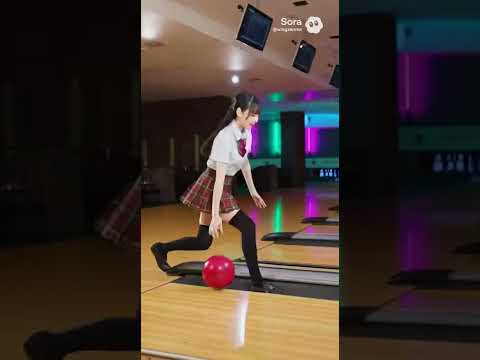 制服姿の女子高生がボウリング場でボウリングをしている